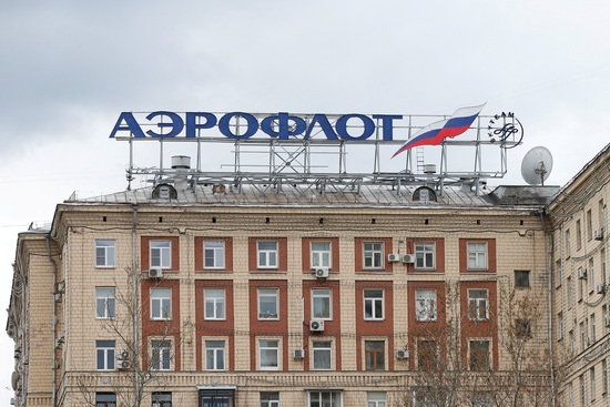 러시아 모스크바 중심부의 한 건물 꼭대기에 러시아 국영 항공사인 아에로플로트의 로고가 보인다. 사진=로이터
