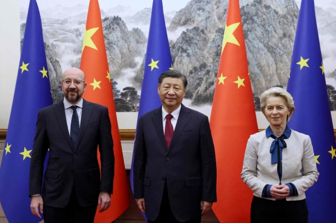 샤를 미셸(왼쪽) EU 정상회의 상임의장, 시진핑  중국  국가주석, 우르줄라 폰데어라이엔 EU 집행위원장이 7일(현지시간) 중국  베이징에서 회동뒤 기념사진을 찍고 있다. 사진=AFP/연합뉴스