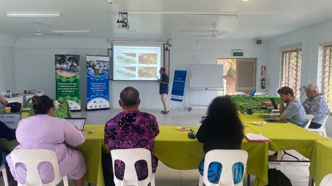 APCC 유진호 국제협력사업추진단장이 지난 4일 쿡제도 라로통가에서 열린 'APCC-UNEP기후정보서비스 강화와 선제적 재해 대비 대응  위한 현지 교육 워크숍'에서 태평양 도서국의 기후예측 담당자들에게 교육하는 모습. 사진=APCC
