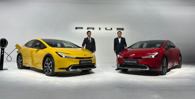 오야 사토키 토요타 엔지니어링 총책(왼쪽, 플러그인 하이브리드 모델)과 콘야마 마나부 한국토요타자동차 사장이 5세대 프리우스 공식 론칭 행사에서 기념 촬영을 하고 있다. 사진=육동윤 글로벌이코노믹 기자
