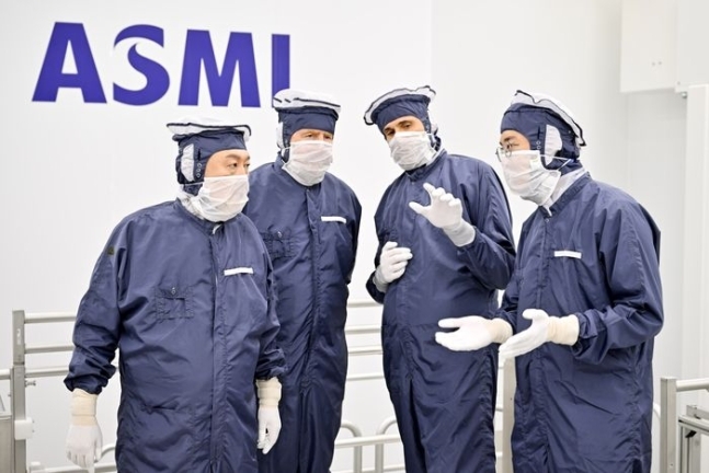 윤석열 대통령, 빌럼 알렉산더르 네덜란드 국왕, 크리스토프 푸케 ASML 최고사업책임자, 이재용 삼성전자 회장(왼쪽부터)이 12일(현지 시간) ASML 본사 클린룸을 시찰하고 있다. 사진=뉴시스