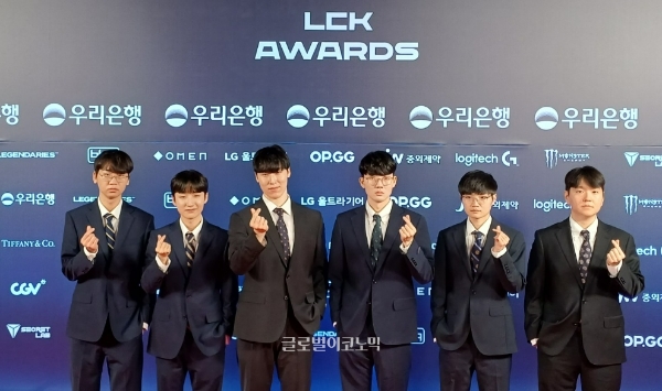 지난해 2022 LCK 어워드에서 올해의 선수로 선정된 '제카' 김건우 선수가 소속된 한화생명 e스포츠 선수와 코치진이 2023 LCK 어워드 시상식에서 포토타임을 갖고 있다. 왼쪽부터 '도란' 최현준, '피넛' 한왕호, 제카, '바이퍼' 박도현 선수 '모글리' 이재하 코치, '댄디' 최인규 감독. 사진=이원용 기자