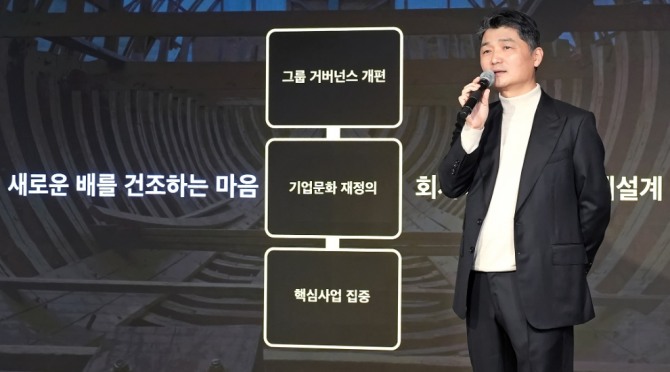 카카오의 창업주 김범수 경영쇄신위원장 겸 미래이니셔티브센터장이 11일 오후 경기도 성남시  카카오  본사에서 열린 임직원 간담회 '브라이언톡'에서 경영 쇄신 방향성에 대해 발언하고 있다. 사진=연합뉴스