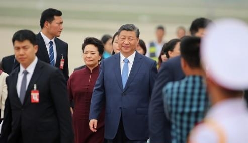 시진핑  중국 국가주석(가운데)이 12일 부인 펑리위안 여사(가운데 왼쪽)와 함께 베트남 하노이 노이바이 국제공항에 도착하고 있다. 사진=EPA/ 연합뉴스