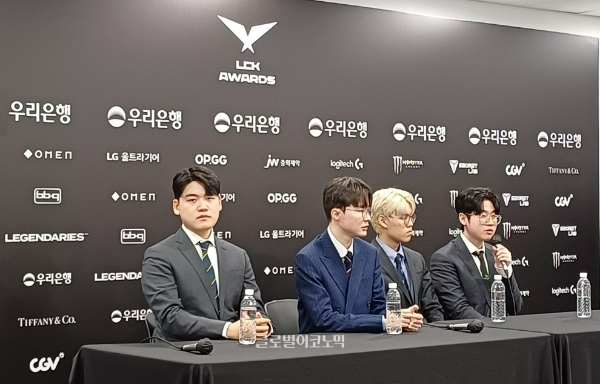 '제우스' 최우제 선수가 2023 LCK 어워드 시상식이 마무리된 후 기자간담회에서 질의에 답하고 있다. 오른쪽부터 제우스, '오너' 문현준, '페이커' 이상혁, '구마유시' 이민형 선수. 사진=이원용 기자