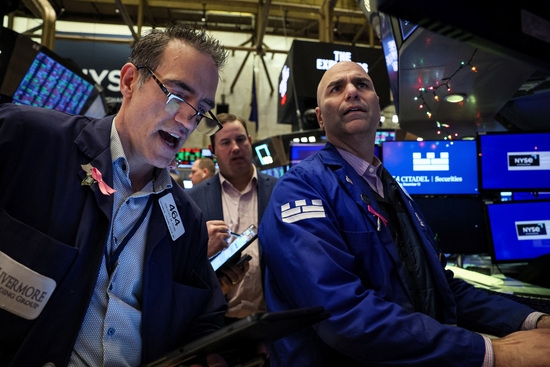미국 뉴욕증권거래소(NYSE) 트레이더들이 일하는 모습. 사진=로이터