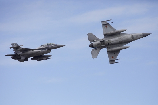 지난달 13일 루마니아 페테스티에서 열린 제86 루마니아 공군기지 내 유럽 F-16 훈련 센터 개관식에서 두 대의 루마니아 공군 F-16이 비행을 하고 있다. 사진=로이터
