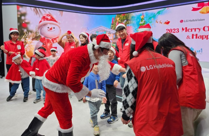 LG헬로비전이 크리스마스를 맞아 마음나눔 더블기부 캠페인과 헬로산타 나눔데이 봉사활동을 진행했다.  사진은 은평천사원 어린이들이 LG헬로비전 사옥을 방문하여 임직원 산타와 즐거운 시간을 보내는 모습. 사진=LG헬로비전