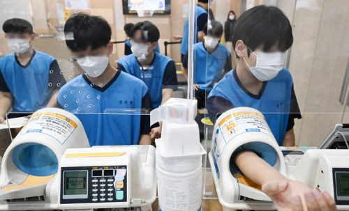 2023년도 첫 병역판정검사가 열린 지난 2월 1일 경기도 수원시 경인지방병무청에서 검사 대상자들이 신체검사를 받고 있다.사진=공동취재단