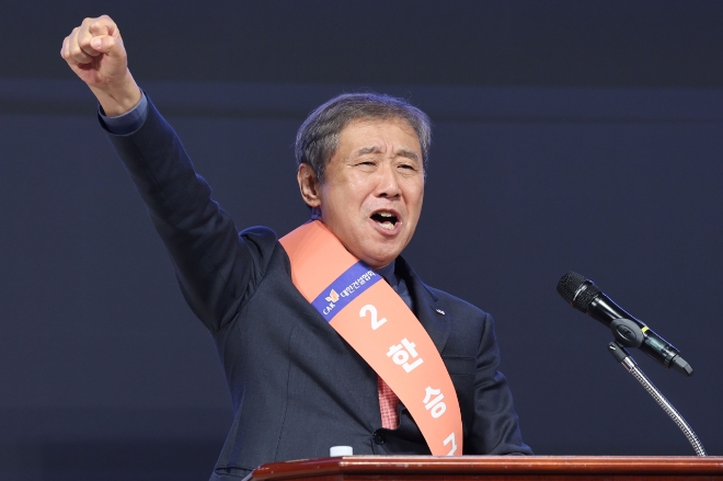 15일 오후 서울 강남구 건설회관에서 열린 대한건설협회 29대 회장 선거에서 기호 2번 한승구 전 건설협회 대전시회장이 지지호소를 하고 있다. 사진=뉴시스