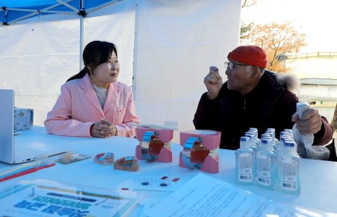 충북보건과학대학교 보건의료계열 교원이 15일 마당이마어린이공원 복심경로당에서 지역 어르신을 대상으로 의료 상담을 하고 있다. 사진=충북보건과학대