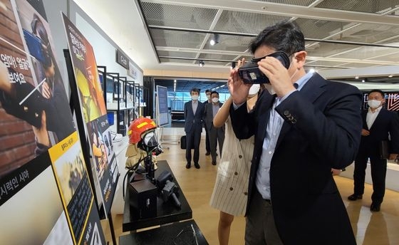 이재용 삼성전자 회장이 지난 2020년 삼성전자 경기 수원사업장에 위치한 'C랩 갤러리'에서 의료용 VR '릴루미노'를 체험하고 있다. 사진=삼성전자