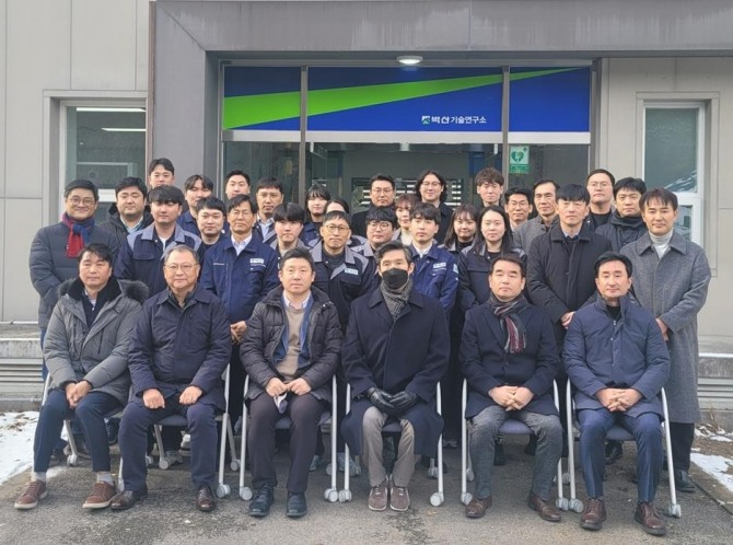 벽산기술연구소 관계자들이 기념사진을 찍고 있다.  /사진=벽산