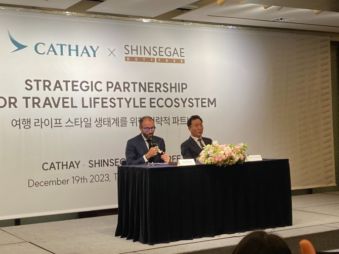 신세계면세점과 캐세이가 19일 웨스틴조선호텔에서 업무협약을 체결했다. 업무협약식에서 (좌측부터) 폴 스미튼(Paul Smitton) 캐세이 아시아마일즈CEO와 유신열(Sinyul Ryu) 신세계디에프 대표가 인사말을 하고 있다. 사진=송수연 기자 