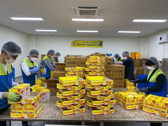 밀알재단 굿윌스토어, (주)오뚜기 임가공 작업  /사진=오뚜기