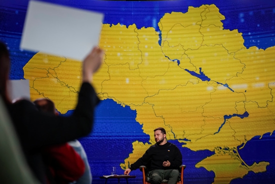 볼로디미르 젤렌스키 우크라이나 대통령이 19일(현짓간) 우크라이나 키이우에서 러시아의 우크라이나 공격 가운데 기자회견을 하고 있다. 사진=로이터