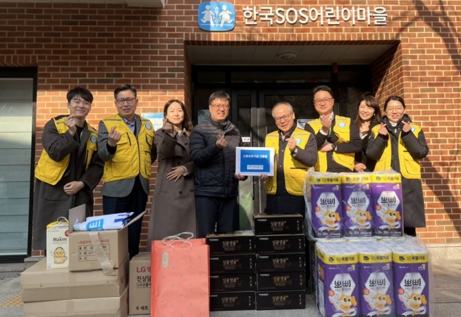 권기형 신용보증기금 감사(왼쪽에서 다섯 번째)와 감사실 직원들이 '따뜻한 겨울나기 나눔' 사회공헌활동에 참여한 후 백승지 '대구SOS어린이마을' 원장(왼쪽에서 네 번째)과 기념 촬영을 하고 있다. 사진=신용보증기금