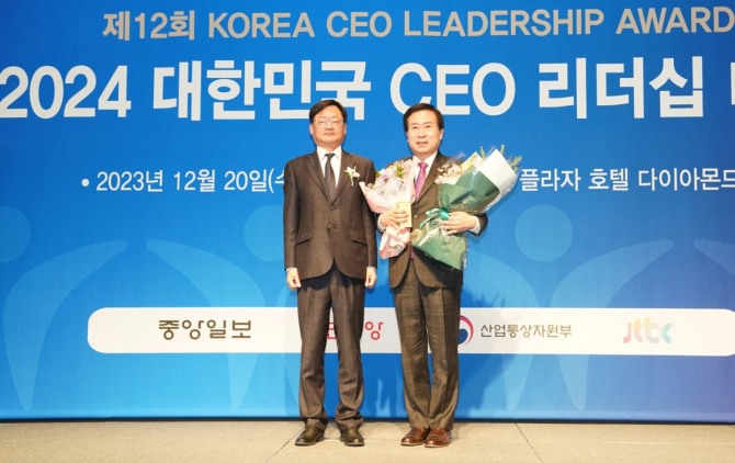 박홍률 목포시장이 제12회 대한민국 CEO 리더십 대상에서 혁신경영부문 대상을 수상했다. 사진=목포시