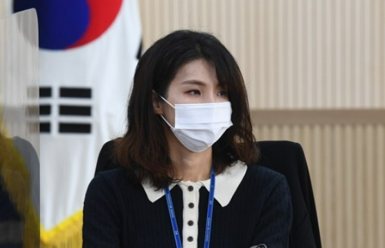 지난 2021년 서지현 당시 검사가 과천 법무부 청사에서 열린 '디지털성범죄 등 전문위원 위촉식'에 참석해 의견을 듣고 있다. 사진=연합뉴스