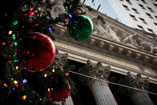 미국 뉴욕의 뉴욕증권거래소(NYSE) 밖에 크리스마스 트리가 설치돼 있다. 사진=로이터