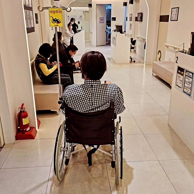 방송인 노홍철이 건강이 걱정되는 사진을 공개했다. 사진 속 노홍철은 지팡이를 짚은 채 휠체어를 타고 있어 안타까움을 자아냈다. 사진=노홍철 인스타그램