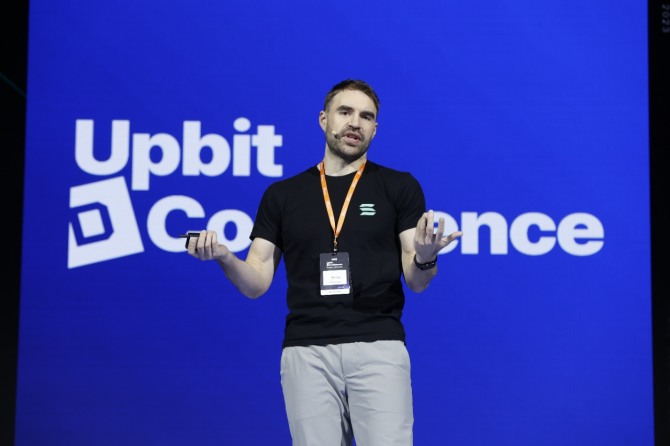 매트 소그 솔라나 재단 기술 책임자가 UDC 2023에서 블록체인과 AI의 연결에 대해 강연하고 있다. 사진=두나무