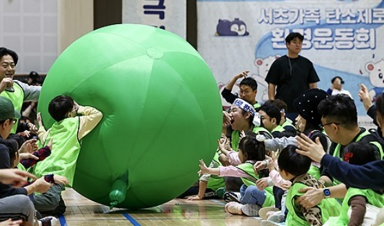 지난 10일 서울 서초종합체육관에서 열린 ‘서초가족 탄소제로 환경운동회’에서 어린이 참가자들이 ‘지구를 굴려라’ 게임을 즐기고 있다. 사진=연합뉴스