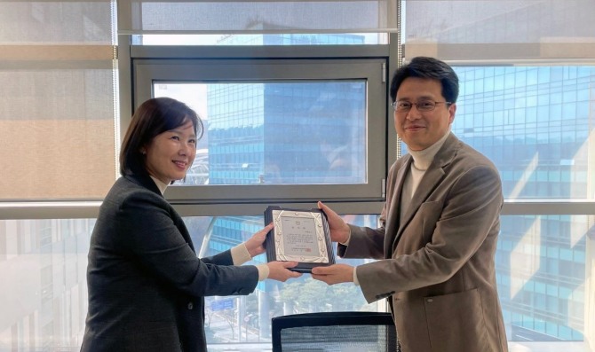 왼쪽부터 농협경제지주 김미정 부장, NS홈쇼핑 TV상품본부장 이완희 상무  /사진=NS홈쇼핑