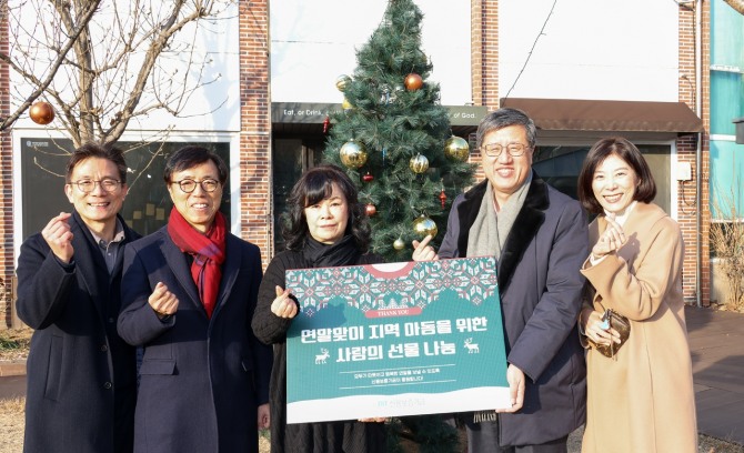 최원목 이사장(왼쪽에서 네 번째)과 직원들이 26일 대구 동구 소재 '신생원'을 방문해 크리스마스 선물을 전달하고 신생원 권미애 원장(왼쪽에서 세 번째)과 기념 촬영을 하고 있다. 사진=신용보증기금