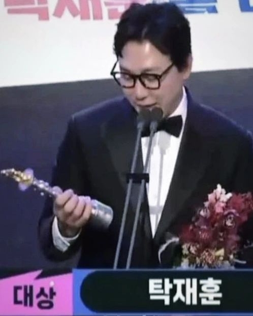 그룹 컨츄리꼬꼬 출신 방송인 신정환이 같은 그룹 멤버였던 탁재훈의 대상 수상을 축하하며 올린 사진 사진=신정환 인스타그램