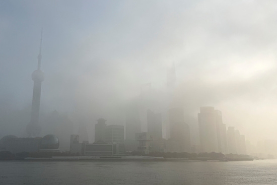 2023년 12월 29일(현지시간) 중국 상하이에서 안개 적색경보가 발령된 가운데 황푸강 건너편 루자쭈이 금융 지구의 동방명주탑과 건물들이 안개에 가려진 모습이 보이고 있다. 사진=로이터