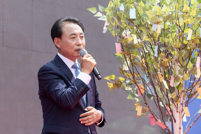 윤환 계양구청장이 신년사에서 글로벌 문화 관광 도시를 만들겠다고 했다. 