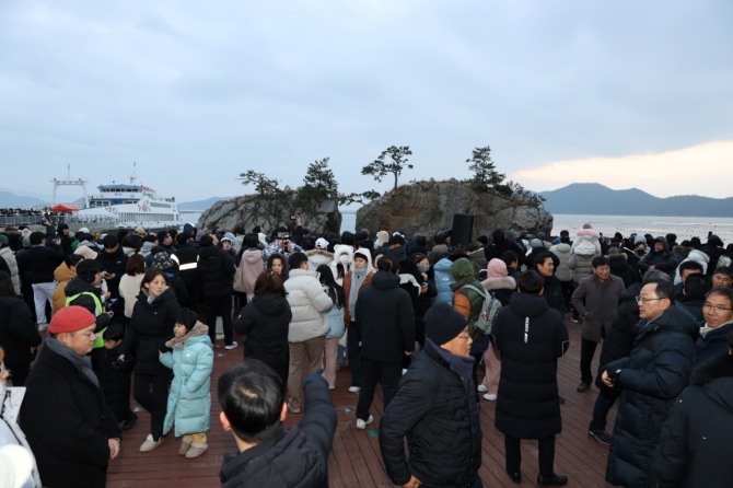 갑진년 새해를 맞아 한반도의 시작, 땅끝 해남에서 4년만에 열린 땅끝 해넘이 해맞이 축제에 수많은 인파가 몰리면서 대성황을 이뤘다. 사진=해남군