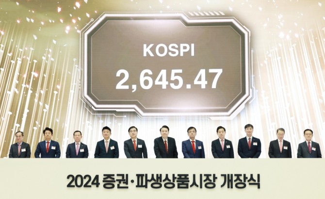 윤석열 대통령이 2일 서울 영등포구 한국거래소에서 열린 2024 증권·파생상품시장 개장식에서 개장 신호 버튼을 누르고 있다. 사진=뉴시스/대통령실통신사진기자단 