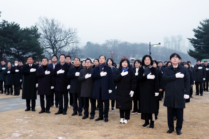 주임록 광주시의회 의장, 2024년 새해 맞이 현충탑 참배. 사진=광주시의회