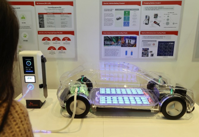 지난해 11월 16일 오전 서울 강남구 코엑스에서 열린 'SK 테크 서밋 2023'의 한 부스에서 참관객이 전기차에 들어가는 열관리 기술을 살펴보고 있다. 사진=연합뉴스