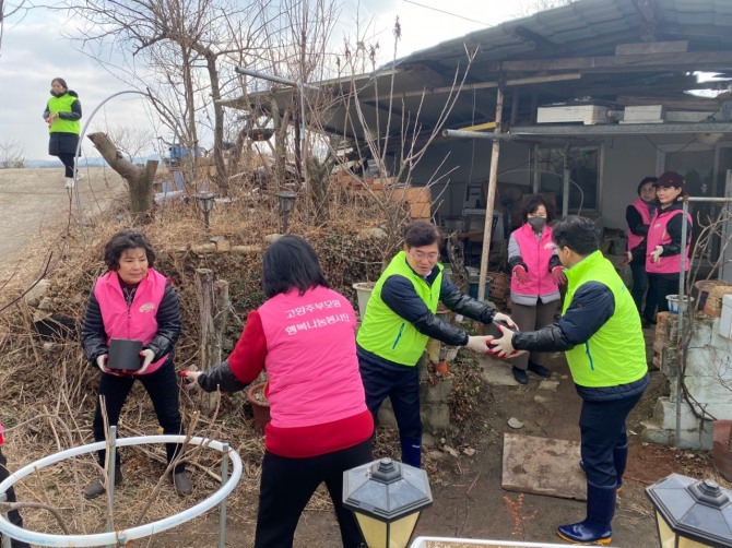 임도곤 농협중앙회 경북본부장과 최진수 NH농협은행 경북본부장은 2일 취임식을 생략한 채 연탄나눔 봉사와 방역활동으로 취임 첫 행보에 나섰다. 사진=경북농협