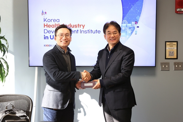 박순만 한국보건산업진흥원 미국 지사장(왼쪽)과 이동환 고양특례시장. 사진=고양시