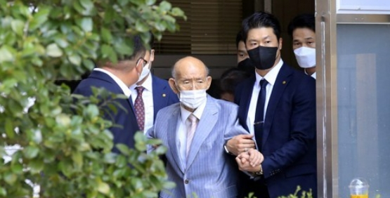 지난 2021년 8월 전두환 전 대통령이 광주에서 열린 항소심 재판에 출석한 뒤 25분 만에 건강 이상을 호소하며 퇴청하고 있다. 사진=연합뉴스