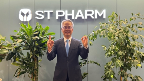 김경진 에스티팜 대표가 손가락으로 1과 0을 만들어 보이며, '일회용품 제로 챌린지'에 동참하고 있다. 사진=에스티팜