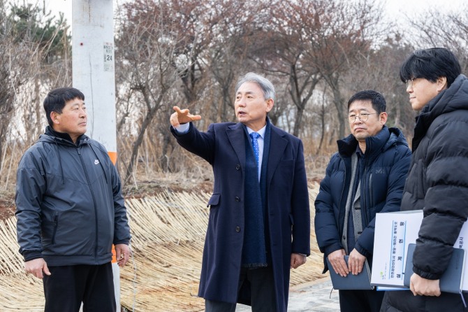 윤환 계양구청장(왼쪽 두 번째)이 지난 3일 선주지동 주진입로 도로 개설공사 방문해 점검하고 있다.  사진=계양구