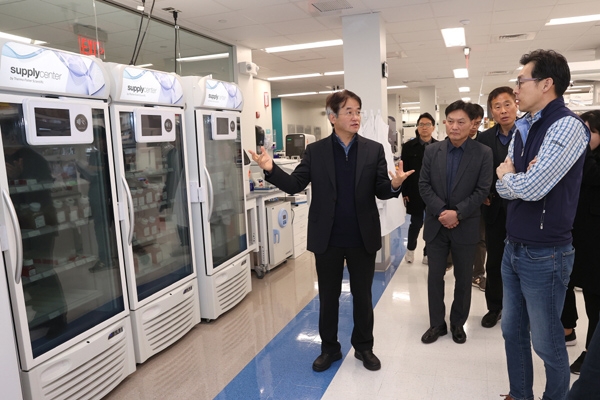 바이오랩스 바이오 연구시설을 살펴보는 이동환 고양특례시장. 사진=고양시
