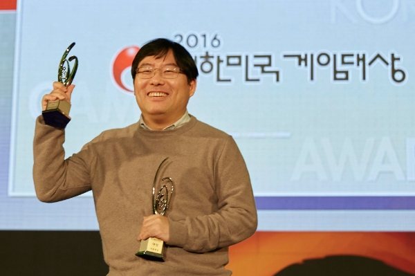 박용현 넥슨게임즈 대표가 2016년 대한민국 게임대상 시상식에서 '히트'로 대상을 수상한 후 트로피를 들어보이고 있다. 사진=넥슨