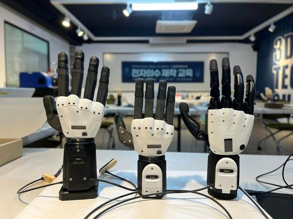 장애인보조기기 전문기업 만드로가 제작한 로봇 손가락 의수들. 올해 CES에서는 손가락 내에 반영구적인 브러시리스 모터와 감속기, 컨트롤러, 관절 구조를 모두 내장한 마크 7D로 최고혁신상을 수상했다. 사진=만드로