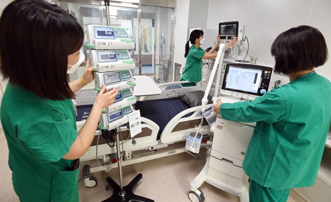  서울 송파구 서울아산병원 감염관리센터 음압격리병동에서 의료진이 기기를 점검하고 있다. 사진=뉴시스