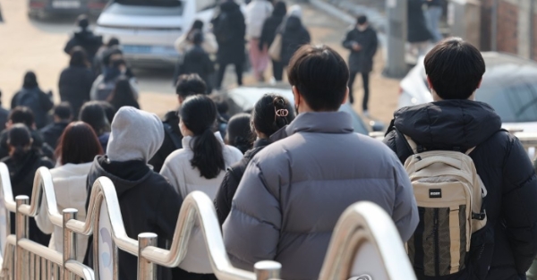 토익(TOEIC) 시험을 치르고 퇴실하는 응시생들.사진=연합뉴스