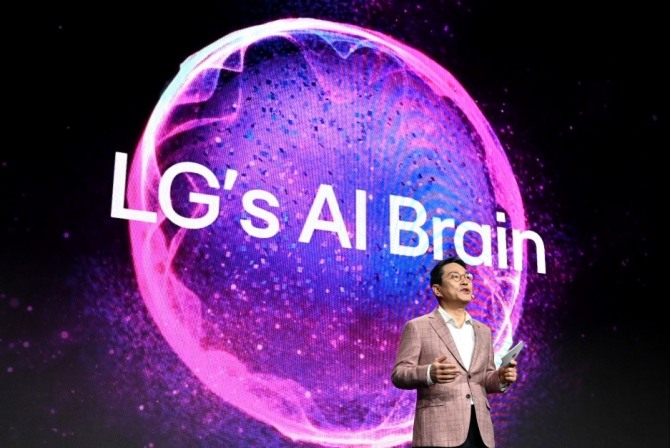 LG전자 조주완 CEO가 고객경험 관점에서 재정립한 AI 의미와 LG전자 AI 기술의 차별점을 소개하고 있다. 사진=LG전자 