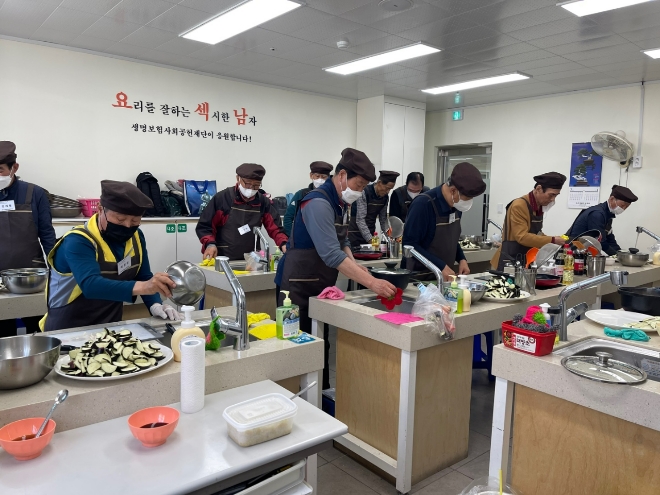 충청대학교 HiVE 센터의 수강생들이 평생직업교육과정을 통해 요리 실습을 하고 있다. 사진=충청대