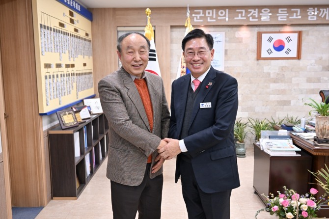 하계훈 미술평론가(왼쪽)와 전진선 군수. 사진=양평군