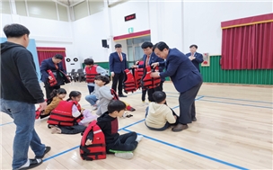 지난해 11월 학교안전공제중앙회가 울릉도 천부초등학교를 방문해 학생들에게 구명조끼를 전달하고 있다. 사진=안전공제중앙회